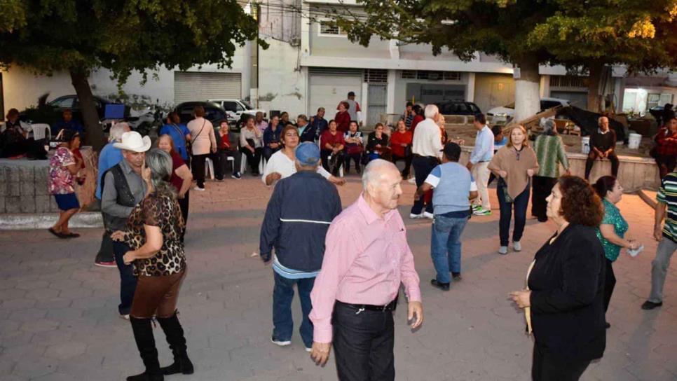 «Bailando en la Plaza» terapia física y emocional para adultos mayores en Ahome