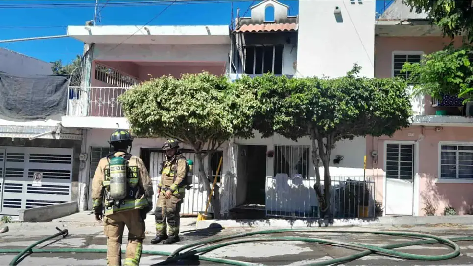 Por presunta falla eléctrica se incendia vivienda en la colonia Montuosa Mazatlán. | FOTO: Luz Noticias.