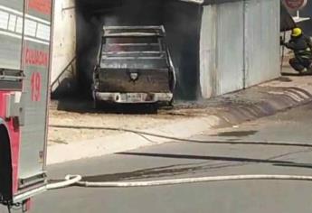 Negocio de sushi se incendia en Culiacán; camioneta choca con el establecimiento