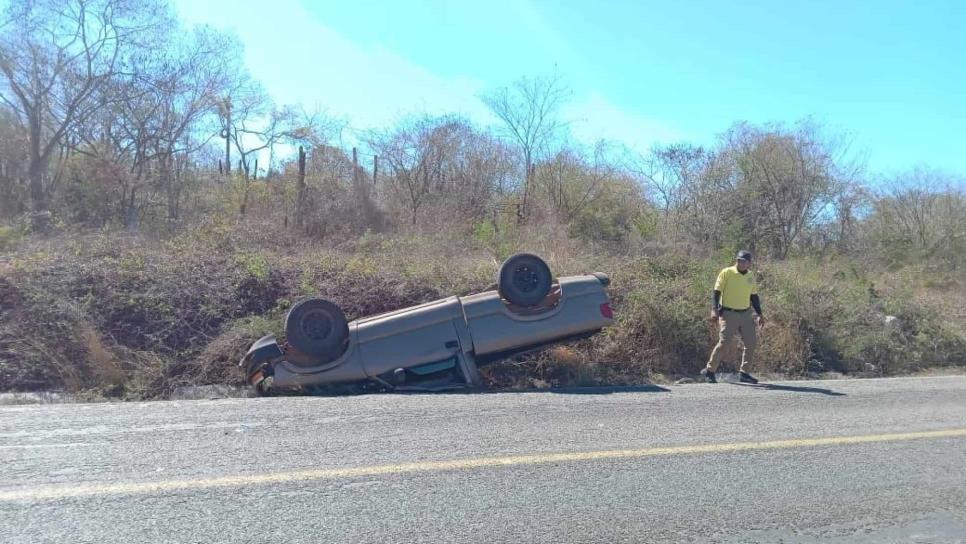 Volcadura en El Rosario deja dos personas lesionadas