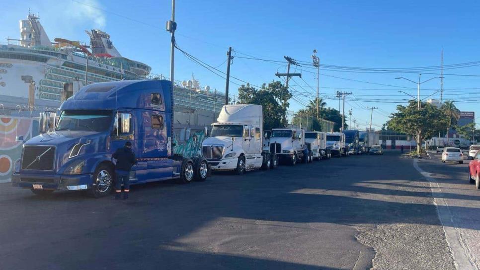 Transportistas se manifiestan por inseguridad en carreteras; en Mazatlán se unen al movimiento nacional 