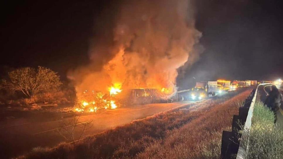 Vuelca y se incendia tráiler cargado con legumbres sobre la México 15, en los cerros de Barobampo