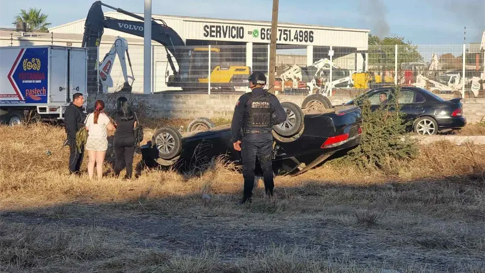 Una mujer vuelca sobre La Costerita en la zona sur de Culiacán. | FOTO: Luz Noticias.