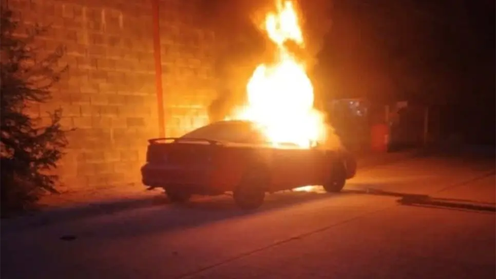 Uno de los carros calcinados.