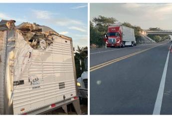 Tráileres embisten a una camioneta en Escuinapa