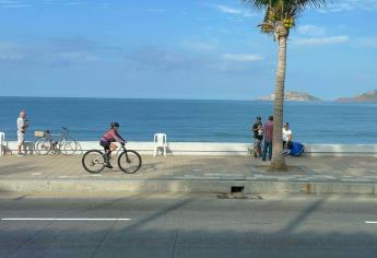 Mazatlecos «madrugan» y apartan lugares en el malecón para ver el desfile del Carnaval