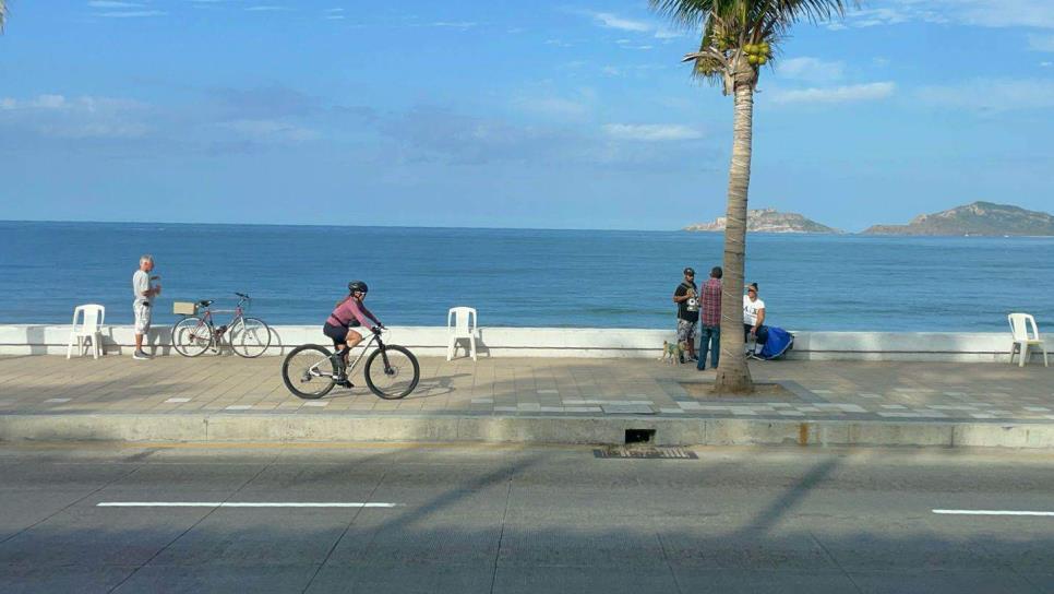 Mazatlecos «madrugan» y apartan lugares en el malecón para ver el desfile del Carnaval