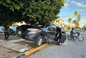 Mujer adulta se pasa un alto y provoca aparatoso accidente en Los Mochis