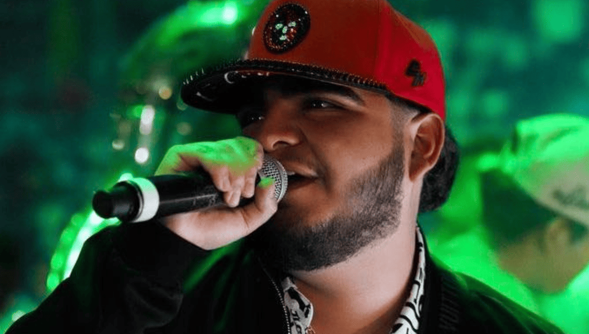 El joven fue encontrado sin vida a las orillas de la carretera, con marcas de violencia en su cuerpo. FOTO: Redes sociales