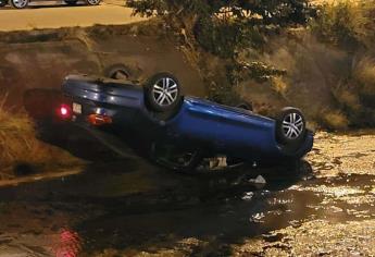 Conductora cae a un canal en Mazatlán