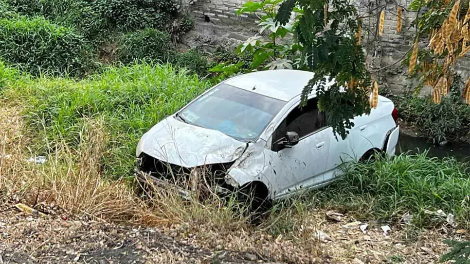El auto resultó seriamente afectado. FOTO: Luz Noticias