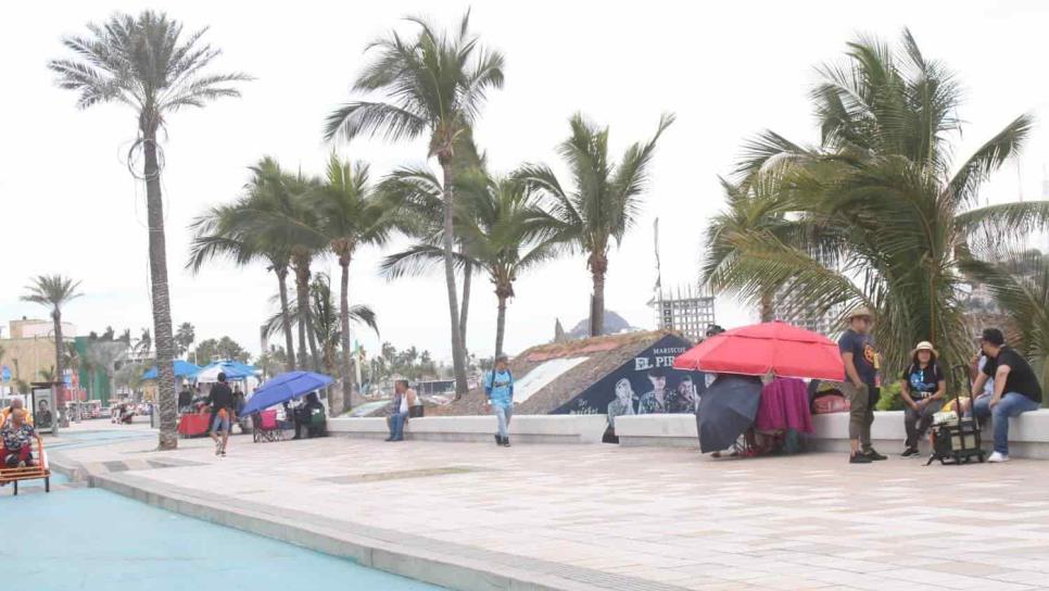 Retira Seguridad Pública 8 casas de campaña del malecón de Mazatlán