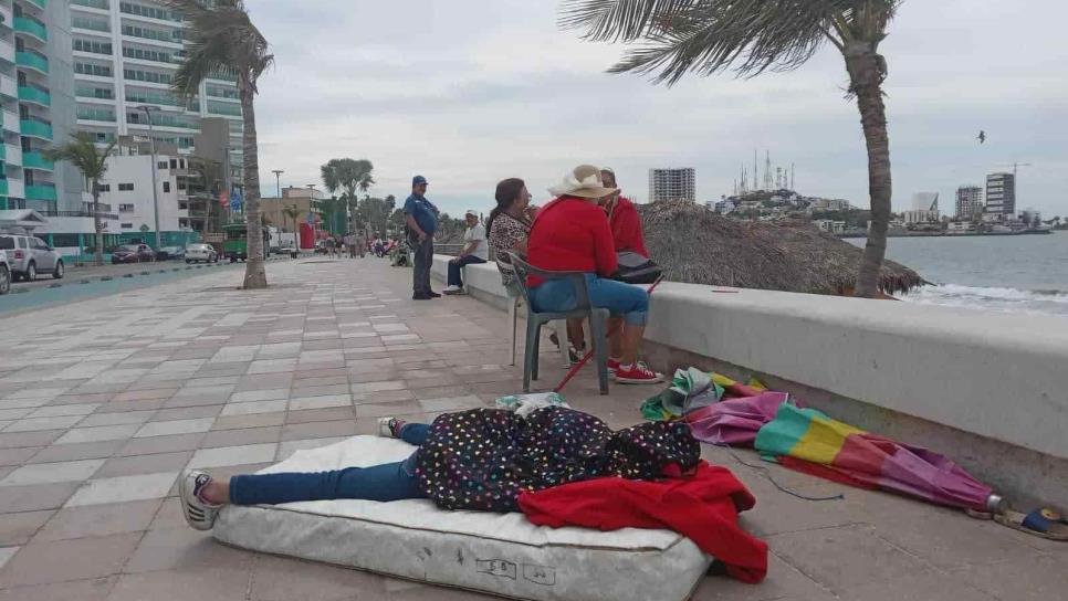 «Llegaron con el colchón y el sofá», decomisa Oficialía Mayor artículos del hogar del malecón de Mazatlán