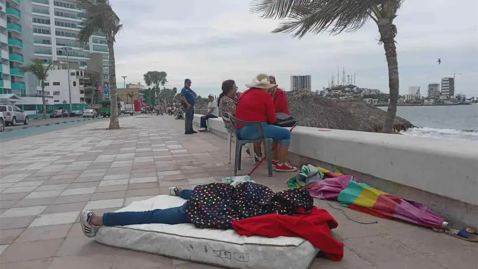 «Llegaron con el colchón y el sofá» decomisa Oficialia Mayor artículos del hogar del malecón de Mazatlán.