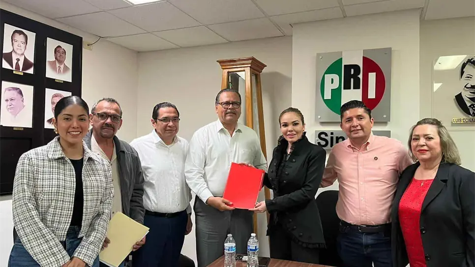 «Mingo» Vázquez firma candidatura común con el PRI por la alcaldía de Ahome.