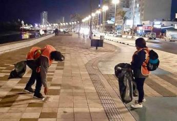 Con hidrolavadoras asean la zona carnavalera para que amanezca limpia para los turistas