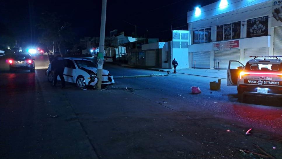 Daños materiales deja choque contra un poste en Culiacán