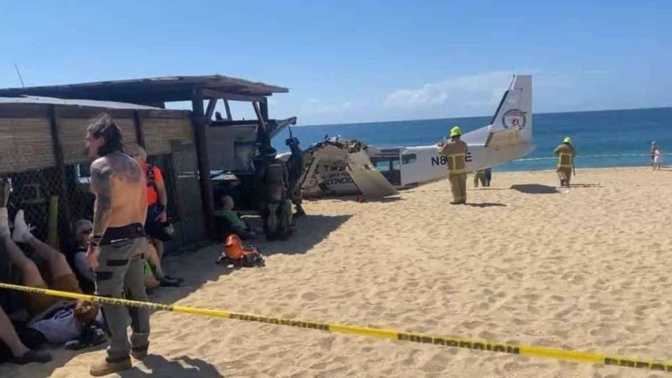 Avioneta aterriza de emergencia en playa de Puerto Escondido; hay un muerto y cinco heridos