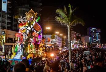 Mazatlecos disfrutan el primer desfile de carros alegóricos del Carnaval «Eclipse Barroco»