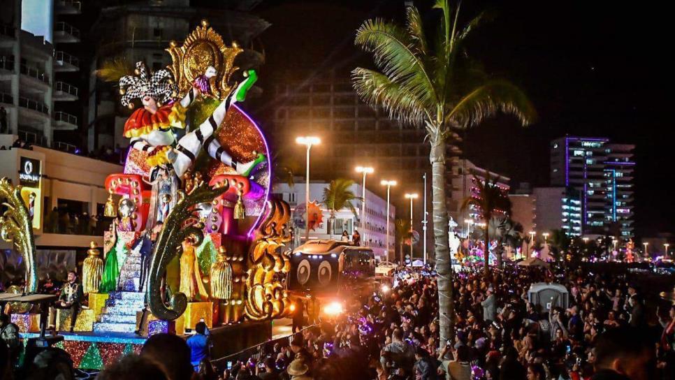 Mazatlecos disfrutan el primer desfile de carros alegóricos del Carnaval «Eclipse Barroco»