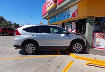 Conductora termina dentro de tienda de conveniencia en Los Mochis