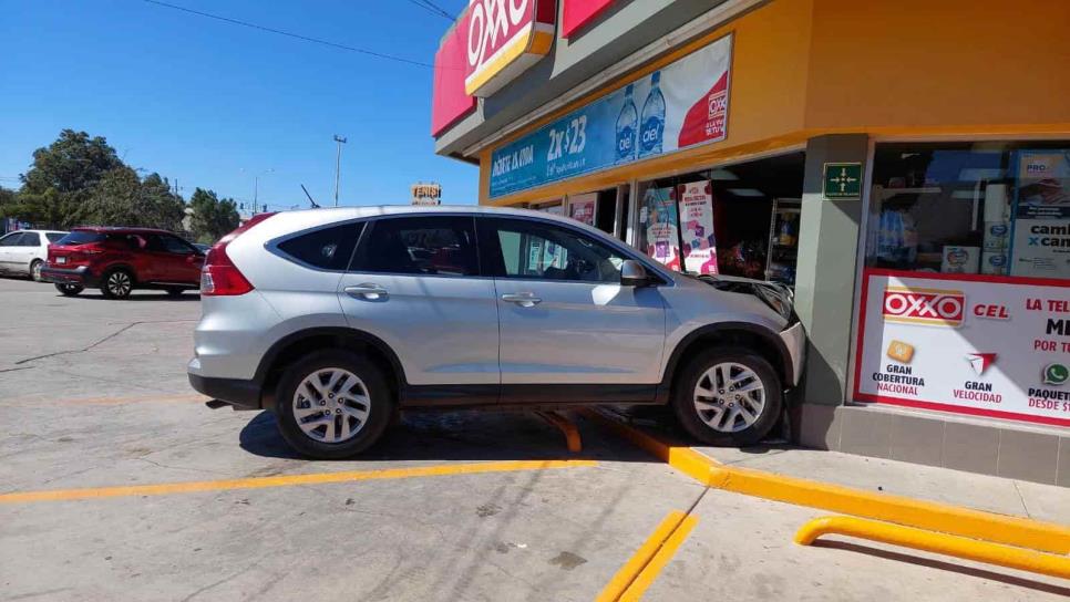 Conductora termina dentro de tienda de conveniencia en Los Mochis