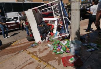 Chocan y se llevan de «corbata» una carreta de fruta en el Centro de Los Mochis 