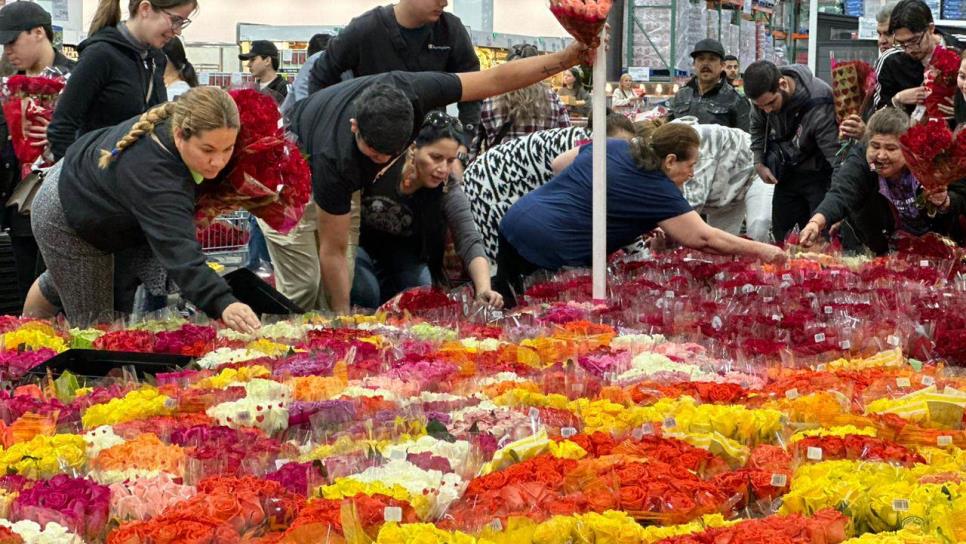 ¡La locura! Revendedores de flores pelean los mejores ramos de Costco en Culiacán