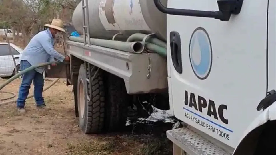 La JAPAC en la entrega de agua.