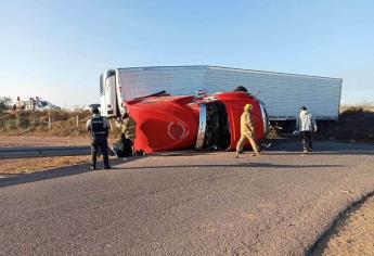 Chofer de tráiler termina lesionado y en un hospital luego de volcar en Salvador Alvarado