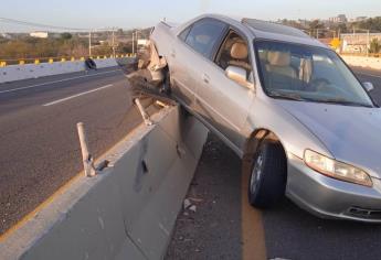 Conductor termina accidentado sobre el puente de La Costerita en Culiacán 