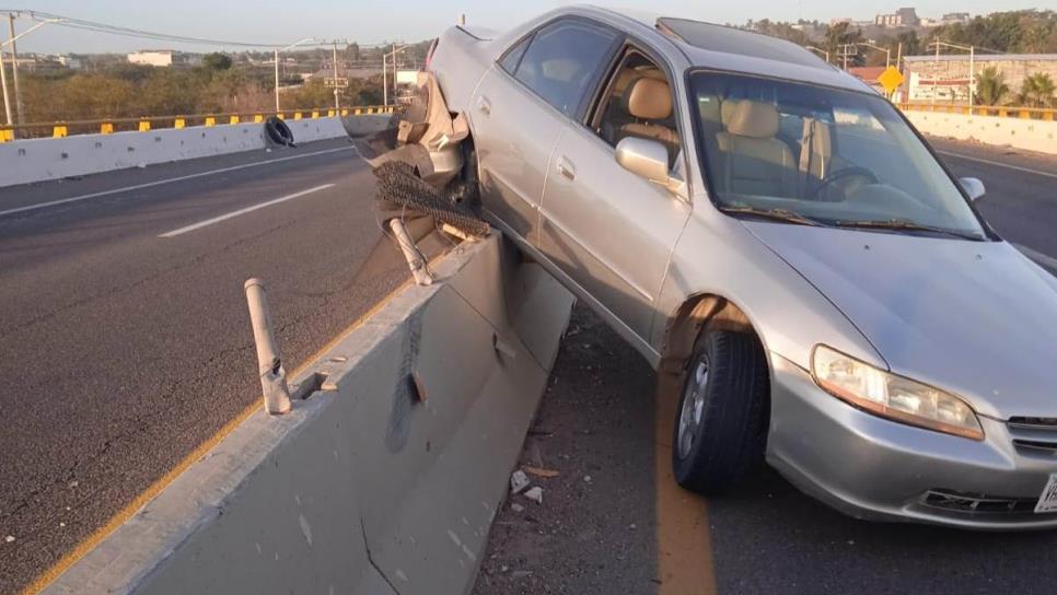 Conductor termina accidentado sobre el puente de La Costerita en Culiacán 