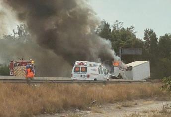 Se incendia tráiler en el Trébol de Costa Rica; el conductor se salva de milagro