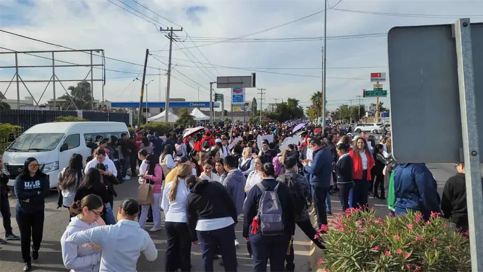 Moviliza la UAS a estudiantes y maestros para bloquear el Rosales en Los Mochis. | FOTO: Luz Noticias.