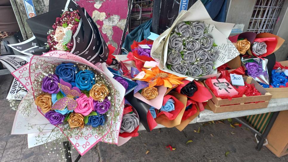 Ramos de hasta 4 mil pesos se venden en el Mercado de Las Flores en Culiacán por San Valentín