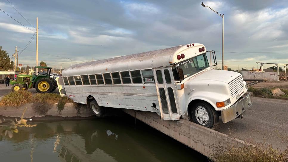 Camión de jornaleros se accidenta y casi cae al canal Lateral 18