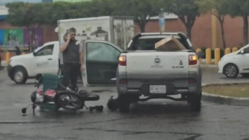 Motociclista choca contra camioneta en la colonia Las Quintas de Culiacán 