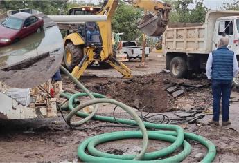 Un conductor termina en un socavón de Prados del Sol en Culiacán