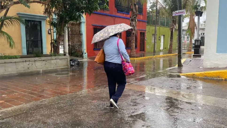 En Mazatlán se cumplen 24 hrs de lluvia y deja calles inundadas en el Centro 