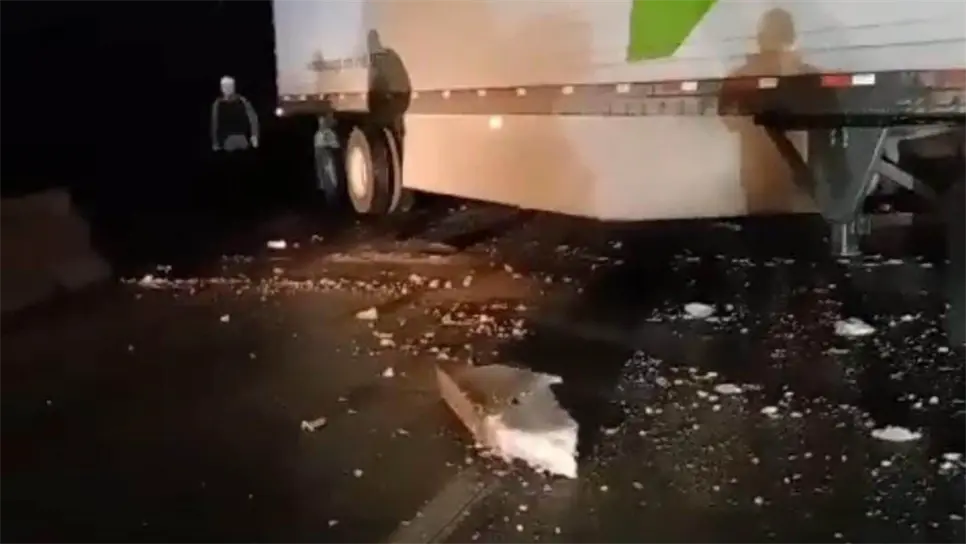Tráiler protagoniza aparatoso accidente vial y obstruye autopista. | FOTO: Cortesía.