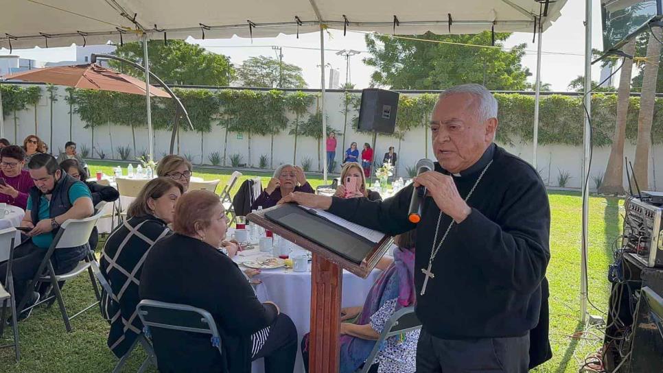 Obispo emérito Jonás Guerrero ofrece conferencia en Los Mochis para recaudar fondos para una parroquia 