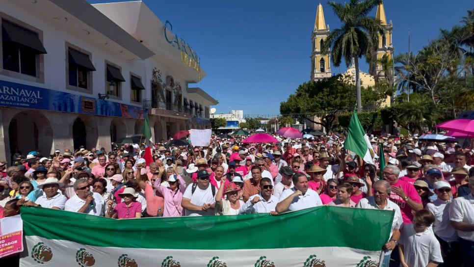 Sociedad Civil marcha en Mazatlán en defensa de la democracia