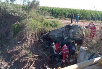 Jóvenes se impactan contra puente en la carretera a Las Glorias, Guasave