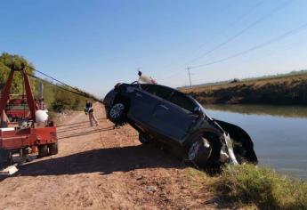 Cae vehículo con cuatro personas al Canal Lateral 18; una mujer terminó lesionada