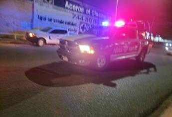 Sujetos de negro despojan una camioneta en Perisur de Culiacán 