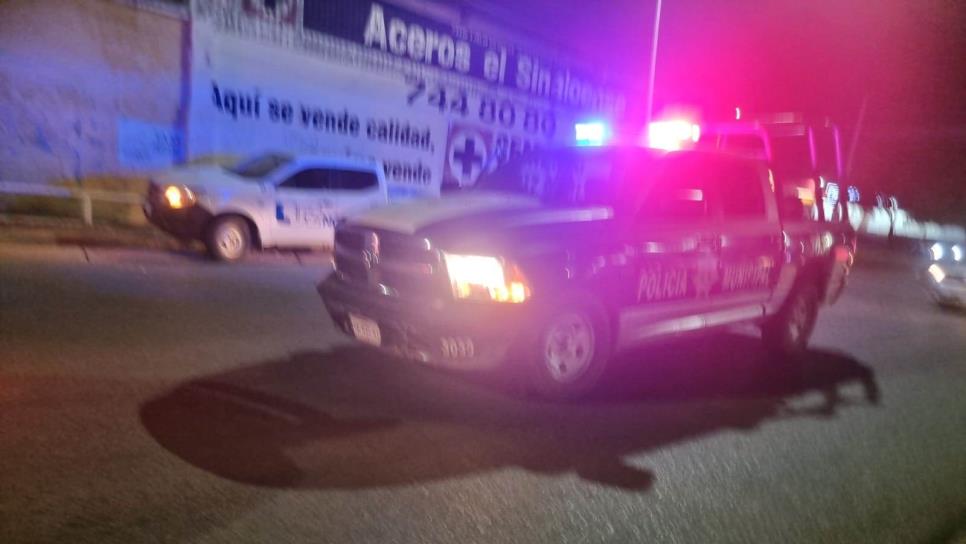 Sujetos de negro despojan una camioneta en Perisur de Culiacán 