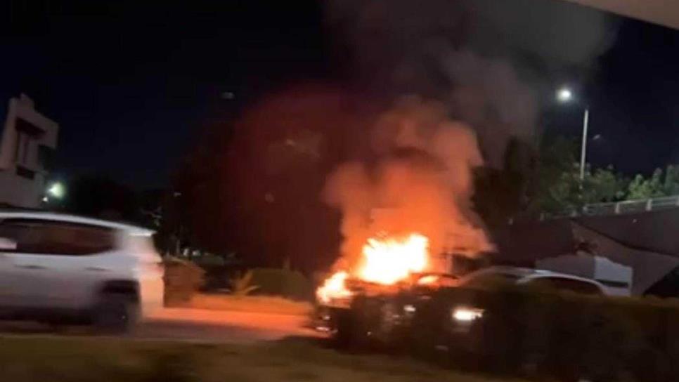Destruido quedó un carro que se incendió sobre el Malecón de Culiacán