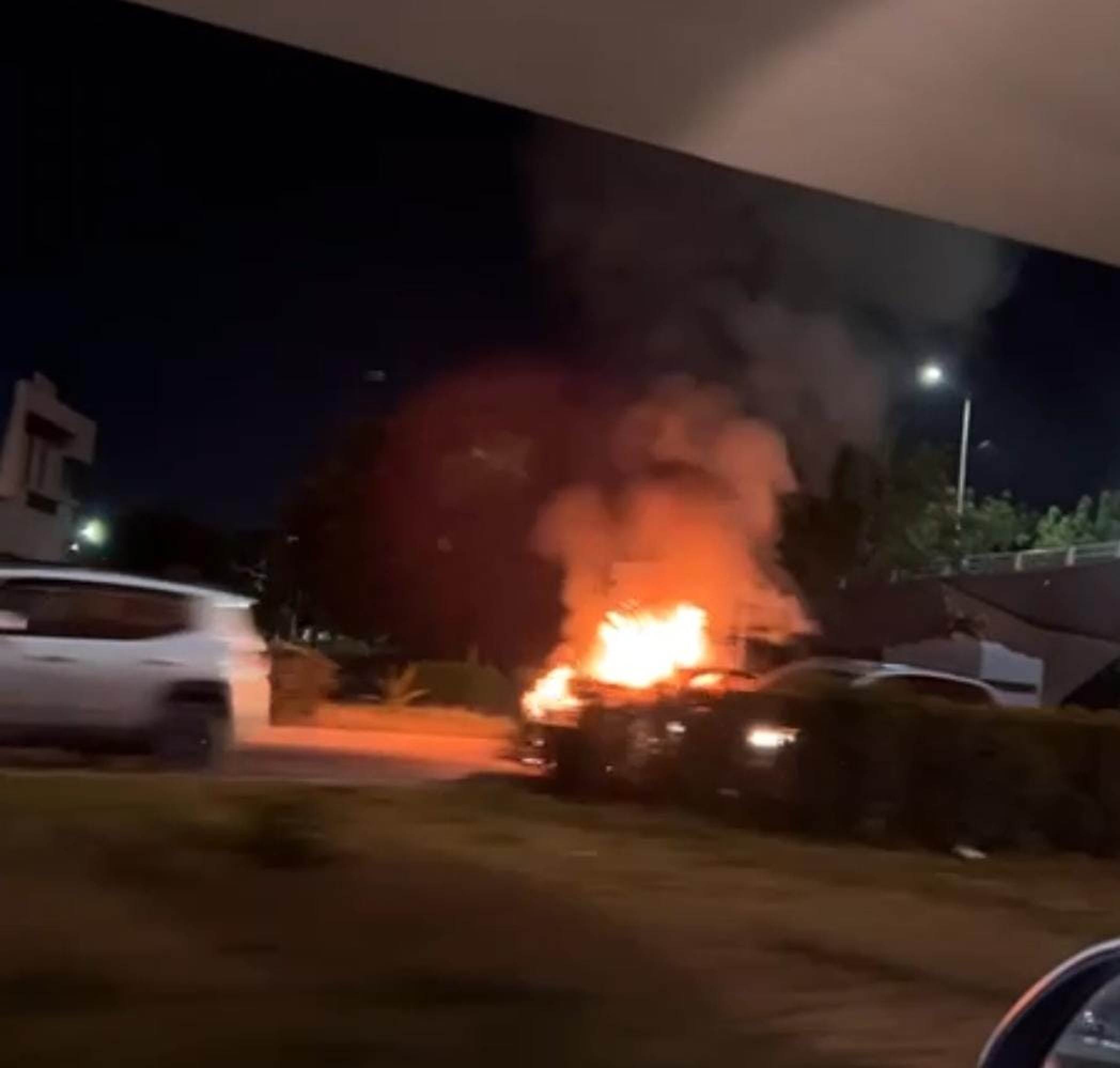 El vehículo se incendió en Culiacán. FOTO: Cortesía.