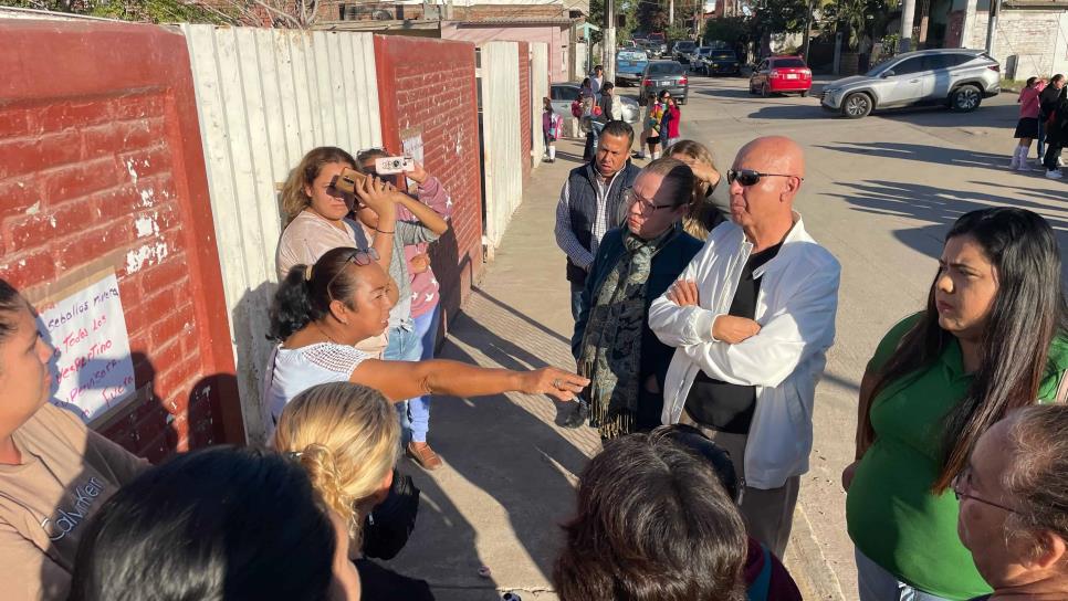 Padres de familia «truenan» por fusión inesperada de turnos en primaria de Mazatlán