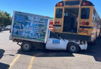 Aparatoso accidente vial en Elota entre camión y camioneta deja solo daños materiales